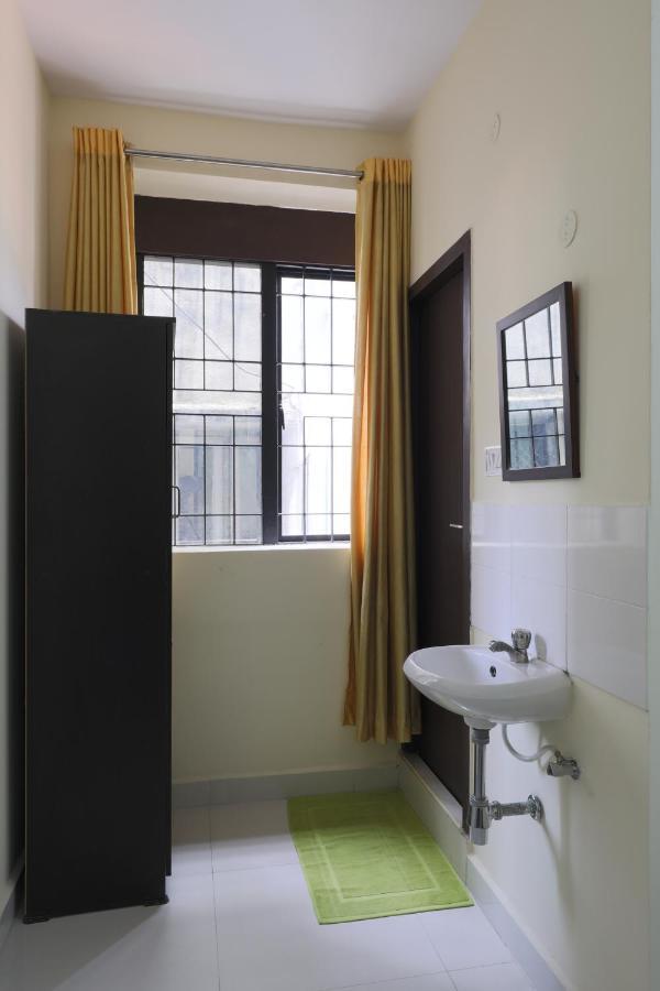 Green Tree Hotel-Near Vfs Global And Ramee Mall チェンナイ エクステリア 写真