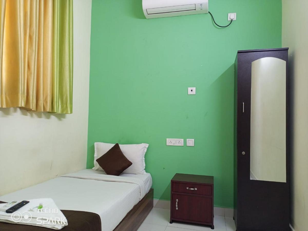 Green Tree Hotel-Near Vfs Global And Ramee Mall チェンナイ エクステリア 写真