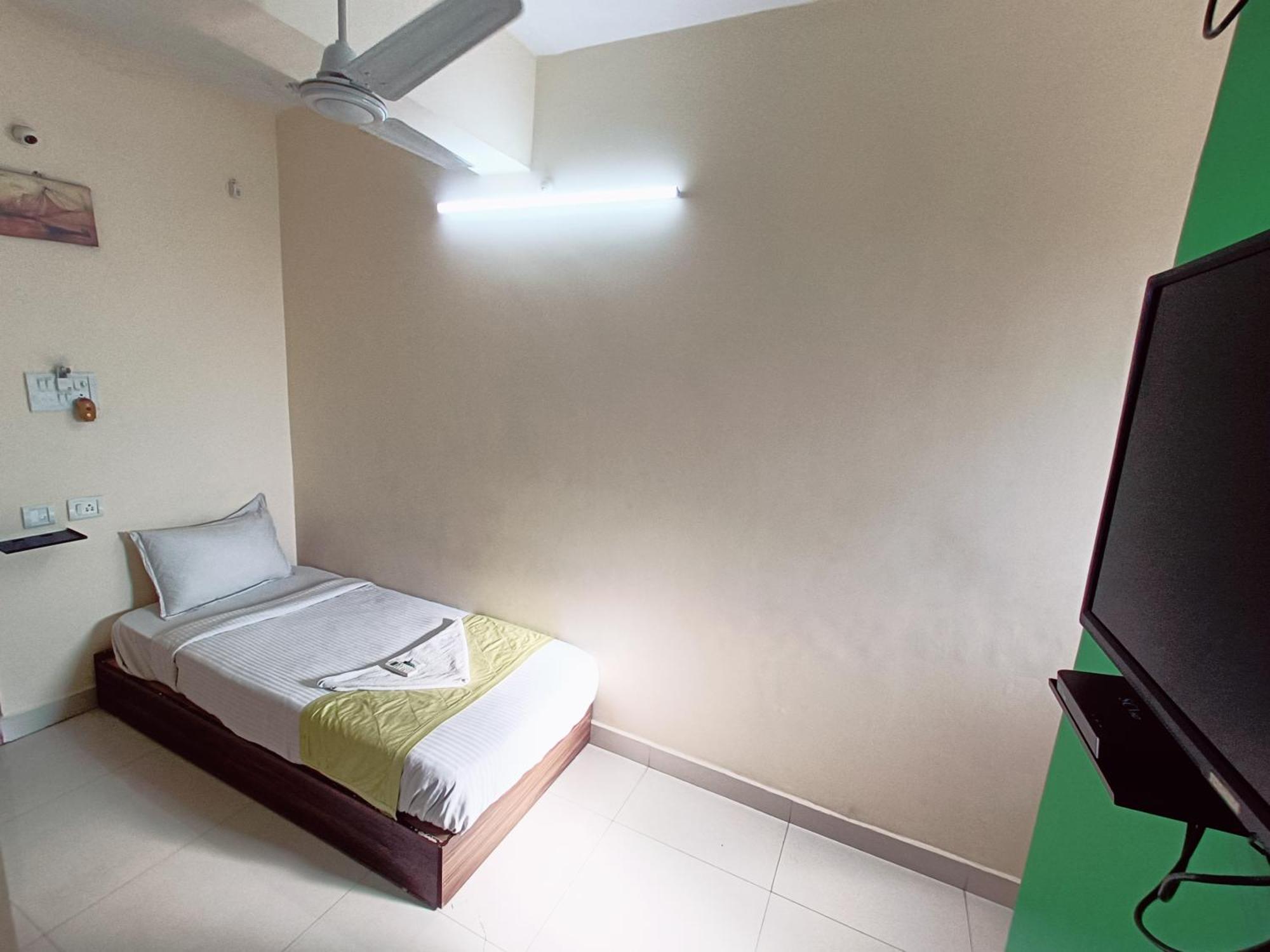 Green Tree Hotel-Near Vfs Global And Ramee Mall チェンナイ エクステリア 写真