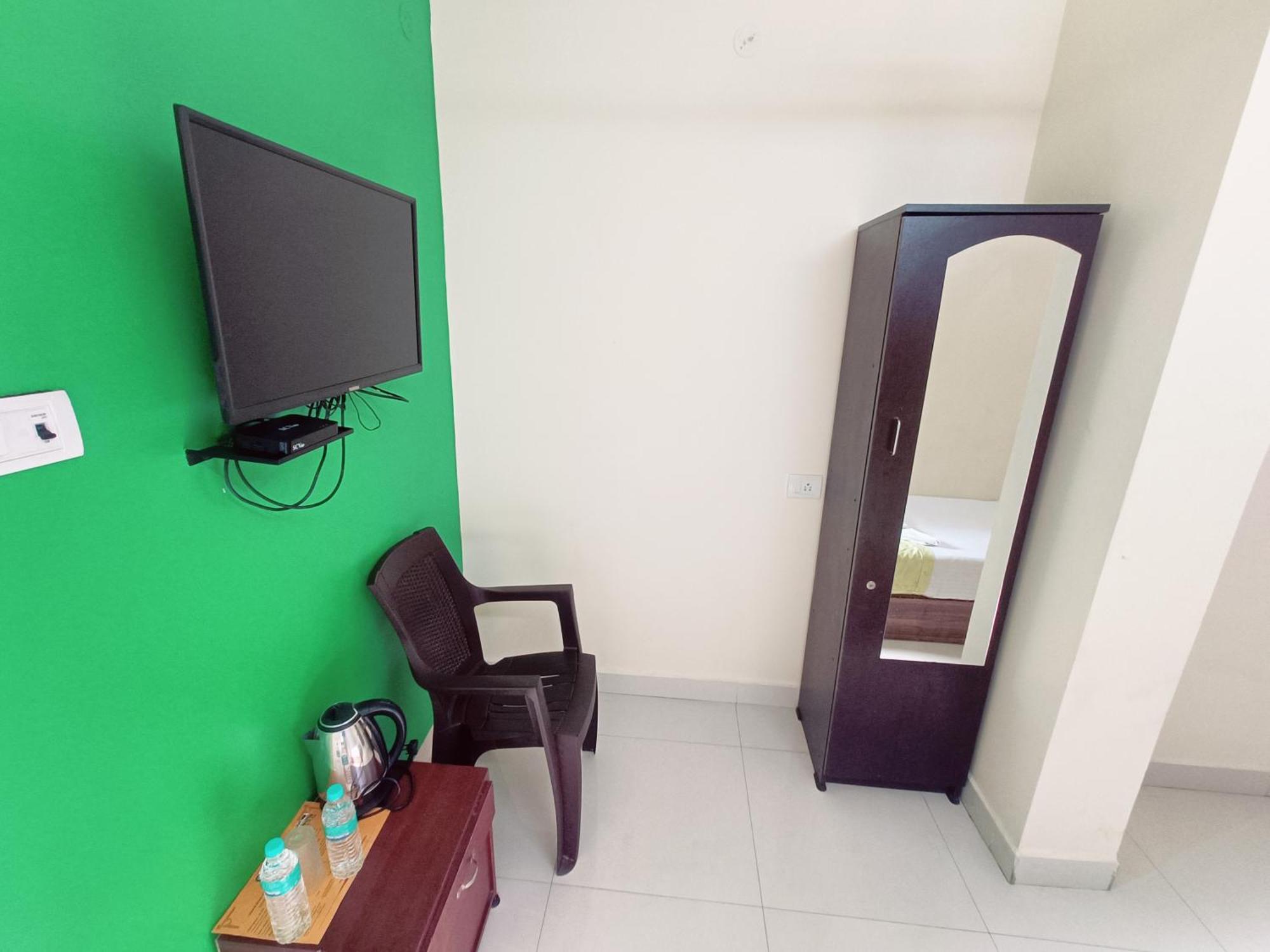 Green Tree Hotel-Near Vfs Global And Ramee Mall チェンナイ エクステリア 写真