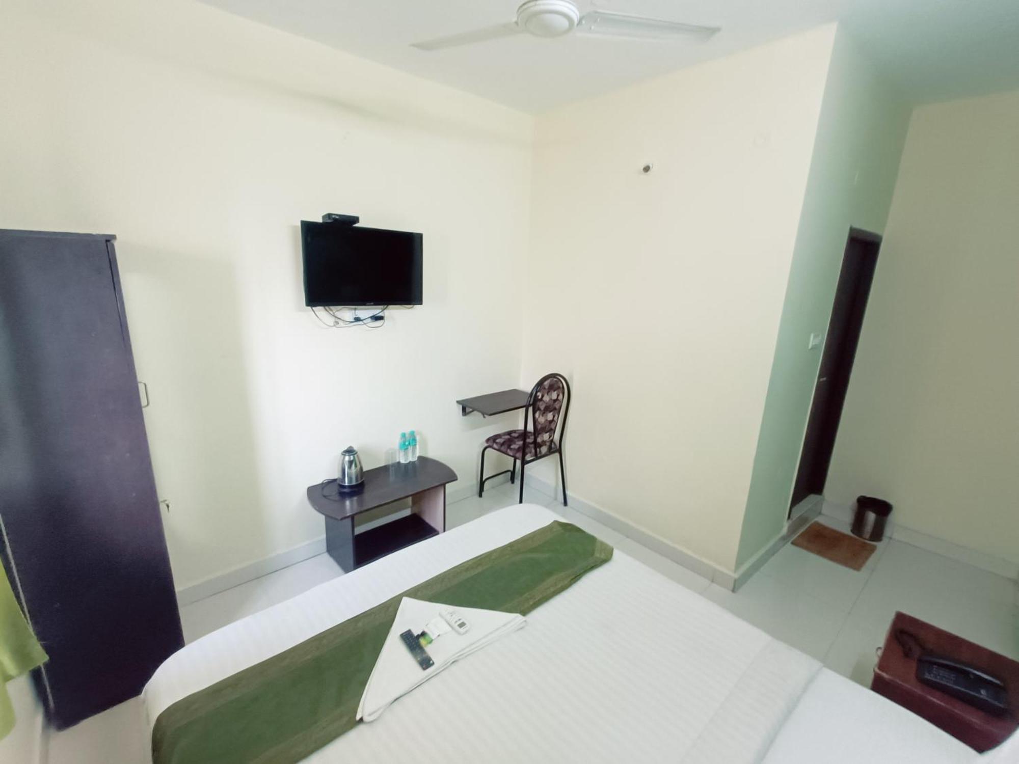 Green Tree Hotel-Near Vfs Global And Ramee Mall チェンナイ エクステリア 写真